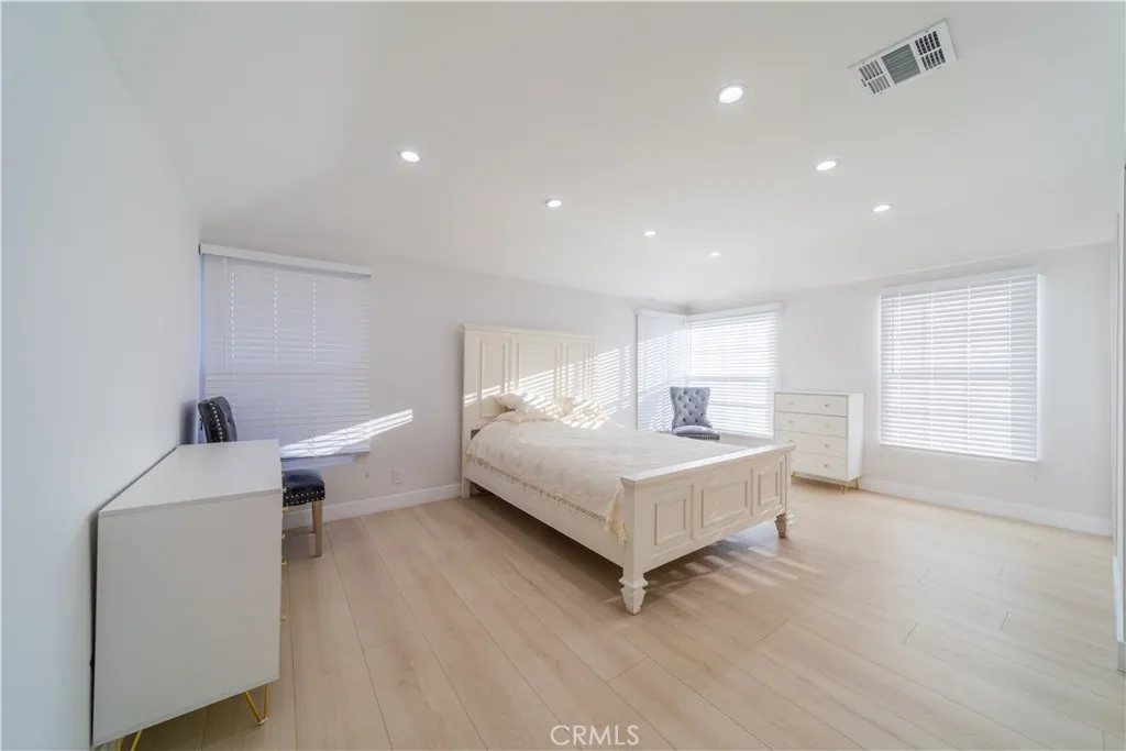 902 E Walnut Avenue, Burbank, California 91501 home-pic-9